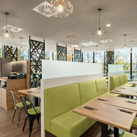 Super 8 By Wyndham Munich City North-3